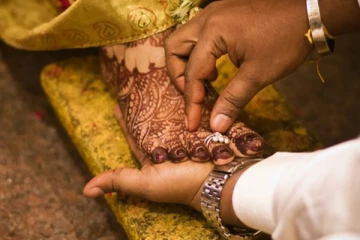 திருமணத்தில் அம்மி மிதித்து அருந்ததி பார்ப்பது ஏன் தெரியுமா?