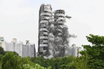 9 நொடிகளில் தரைமட்டமான இரட்டை கோபுரங்கள்!