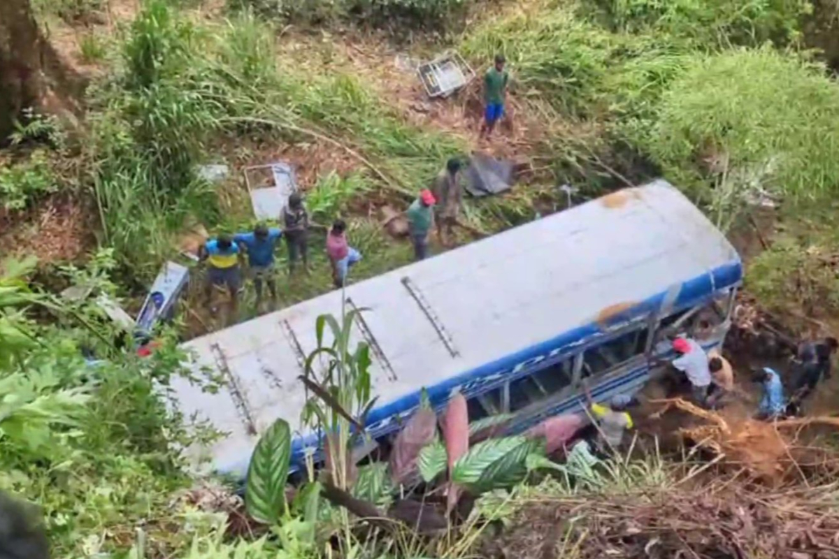 பள்ளத்தில் கவிழ்ந்த பேருந்து ; ஒருவர் பலி ; 22 பேர் காயம் | Bus Overturned Into Ditch One Person Dead