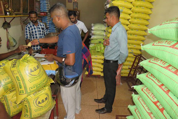 நுகர்வோர் அதிகார சபையினரால் முற்றுகையிடப்பட்ட வர்த்தக நிலையங்கள் (photos) | Trade Centers Besieged By Consumer Affairs