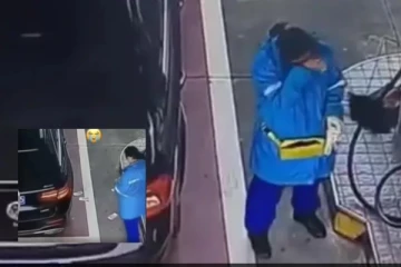 பணத்தை தூக்கியெறிந்த சொகுசு கார் உரிமையாளர்: கண்ணீருடன் நின்ற பெண் ஊழியர்!