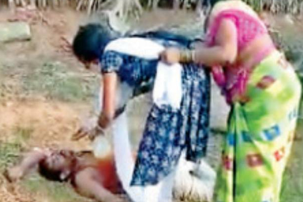 ஊரை விட்டு ஒதுக்கி வைத்த வேதனை! மனைவி, மகள் முன்பு புழுவாய் துடித்துடித்து இறந்த அப்பா! | Wife Daughter Father Who Died Of Worm