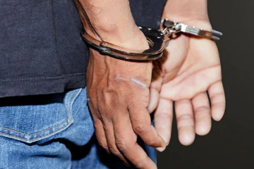 பொது சுகாதார பரிசோதகர் மீது எச்சில் துப்பிய நபர் கைது
