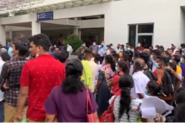 குடிவரவு மற்றும் குடியகல்வுத்திணைக்களத்தில் குவியும் மக்கள் கூட்டம்