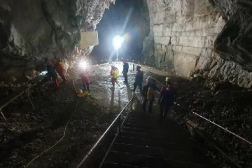 கனமழையால் வெள்ளப்பெருக்கு... குகைக்குள் சிக்கிய ஐவர்: மீட்கும் பணியில் சிக்கல்