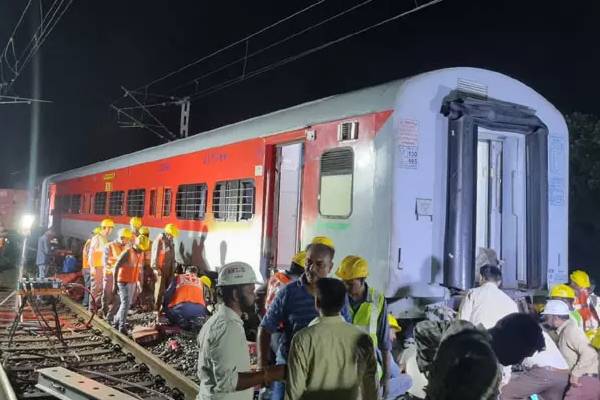 இரு ரயில்கள் நேருக்கு நேர் மோதி விபத்து : 50 பேர் காயம் | 50 Injured After 3 Bogies Of A Train Accident இரு ரயில்கள் நேருக்கு நேர் மோதி விபத்து : 50 பேர் காயம் | 50 Injured After 3 Bogies Of A Train Accident