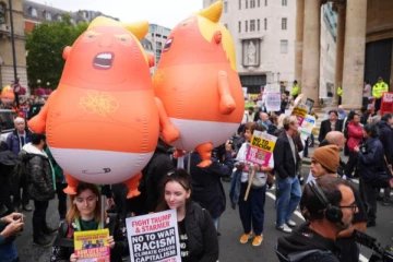 அதிபர் டிரம்ப் வருகையால் கொந்தளிக்கும் பிரிட்டன் மக்கள்; விண்ணில் பறக்கவிடப்பட்ட ராட்சச பலூன்