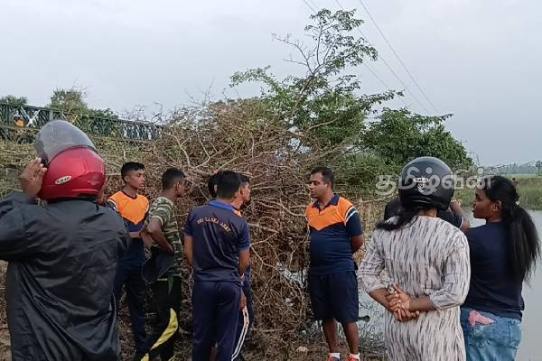 முல்லைத்தீவில் பாலத்தில் தவறி விழுந்த நபர் மாயம் | Man Who Went To Graze Cows Fell Under A Bridge