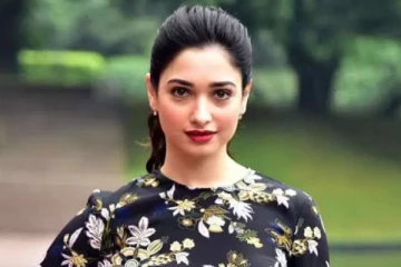 பாலிவுட் பிரபலத்துடன் அந்த மாதிரி உடையில் நெருக்கமாக இருக்கும் தமன்னா.. காசுக்காக இப்படியா