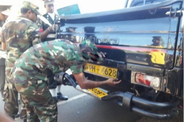 யாழில் கோர விபத்து ; இராணுவ சிப்பாய் உட்பட 3 பேர் படுகாயம்