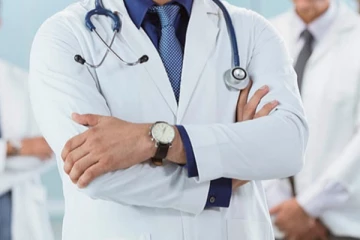 வைத்தியசாலையில் மருத்துவர் மீது கண்மூடித்தனமாக தாக்குதல்!