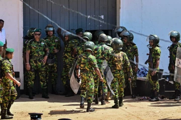 මීගමුව බන්ධනාගාර ගැටුම - රැඳවියන් නිලධාරීන් ප්‍රාණ ඇපයට ගෙන කැරැල්ල ආරම්භ කළ බවට පොලිස් අනාවරණය