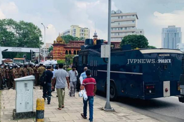 கொழும்பில் திடீரென குவிந்த பொலிஸார் - இராணுவத்தினர்! | Colombo Protesters Police And Army Deployed