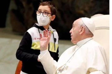 போப் ஆண்டவரிடம் குறும்புத்தனம் செய்த சிறுவன்: அரங்கமே சிரிப்பலையில்