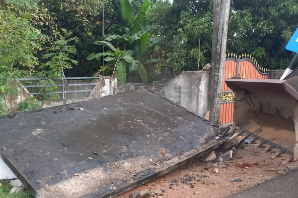 யாழில் பேருந்து தரிப்பிடத்தை மோதி தள்ளிய வாகனம்; பயணித்தவர்கள் மாயம் | A Vehicle Crashed Into The Bus Stop In Jaffna