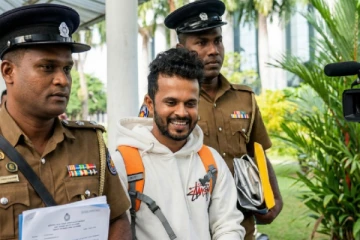 පොඩි ලැසී රඳවාගෙන ප්‍රශ්න කිරීමට අවසර