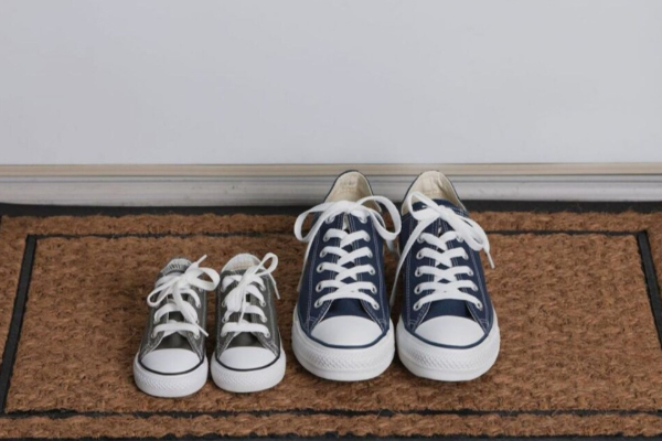 வாஸ்து: செருப்புகளை இந்த திசையில் கழற்றி விடாதீர்கள்- பண கஷ்டம் வருமாம் | Dont Keep Shoe Rack In This Direction At Home வாஸ்து: செருப்புகளை இந்த திசையில் கழற்றி விடாதீர்கள்- பண கஷ்டம் வருமாம் | Dont Keep Shoe Rack In This Direction At Home