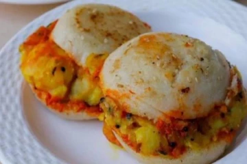 குச்சி இட்லியை அடுத்து இணையத்தில் வைரலாகும் இட்லி வடா பாவ்!