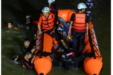 அலறியபடி அடுத்தடுத்து ஆற்றில் விழுந்து உயிரிழந்த மாணவர்கள்! ஆங்காங்கே மரண ஓலம்... பதறவைக்கும் வீடியோ