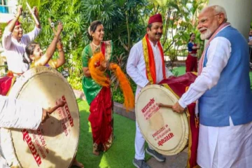 சிங்கப்பூர் விமான நிலையத்தில் டோல் இசைகருவியை இசைத்து மகிழ்ந்த இந்திய பிரதமர்! வீடியோ