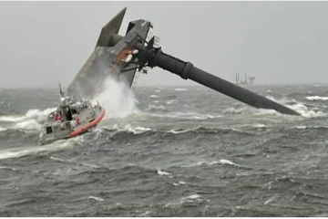 பயங்கர புயலில் சிக்கி கடலுக்குள் மூழ்கிய 129 அடி கப்பல்.. பலர் மாயம்! வெளியான பரபரப்பு வீடியோ