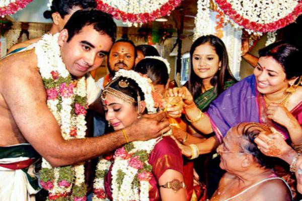 கனிகா திருமணத்தில் எப்படி இருக்காரு பாருங்க