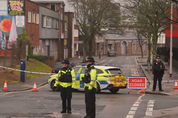 இங்கிலாந்தில் கண்டுபிடிக்கப்பட்ட இரண்டாம் உலகப்போர்க்கால குண்டுகள்: 5,000 பேர் வெளியேற்றம் | Two Ww2 Bombs Found In Uk Peoples Evacuated