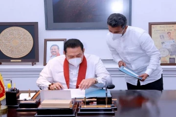 அரசாங்கத்தின் திட்டத்தை அரசுக்குள்ளிருந்து திசை திருப்பும் சிலர்; பிரதமரின் இணைப்புச் செயலாளர்