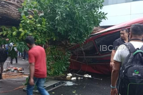 தென்னிலங்கையில் ஒரே நாளில் நடந்த பாரிய பேருந்து விபத்துகள்! (படங்கள்) | Colombu Accident Today