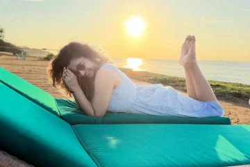 கடற்கரையில் ஹாயாக காத்து வாங்கும் நடிகை பிரியா பவானி சங்கர்...