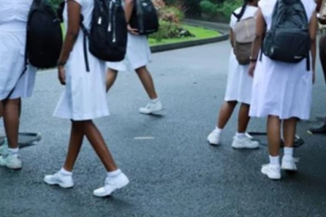 பிரபல பாடசாலை மாணவியை துஷ்பிரயோகம் செய்த ஆசிரியர்; மூடி மறைத்த அதிபர்!