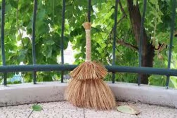 வீட்டுல துடைப்பத்தை இப்படி வைத்து தவறு செய்திடாதீங்க: பர்ஸ்ல பணமே இருக்காது! ஜாக்கிரதை