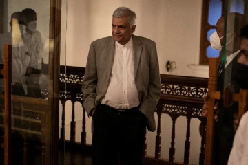 அமைச்சுப் பதவிக்காக  ரணிலிடம் மண்டியிடும் நாடாளுமன்ற உறுப்பினர்கள்