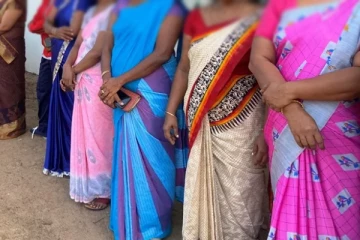 சேலைக்கு பதிலாக வேறு ஆடை அணிந்து பாடசாலை சென்ற ஆசிரியருக்கு நேர்ந்த கதி