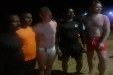 அலையில் இழுத்துச் செல்லப்பட்ட ரஷ்யர்கள்