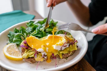 முட்டைப் பிரியரா நீங்கள்? மறந்தும்கூட இதெல்லாம்  சேர்த்து சாப்பிடாதீங்க!