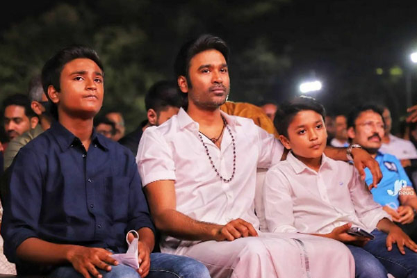 மகன்களுக்காக பாடிய தனுஷ்! இசை கச்சேரி மேடையில் நடந்த ருசிகரம் | Dhanush Sings For His Sons Viral Video மகன்களுக்காக பாடிய தனுஷ்! இசை கச்சேரி மேடையில் நடந்த ருசிகரம் | Dhanush Sings For His Sons Viral Video
