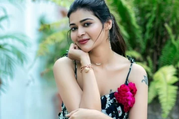 ஷார்ட் உடையில் கிளாமர் போஸ்.. நடிகை தர்ஷா குப்தா ஹாட் போட்டோஷூட்