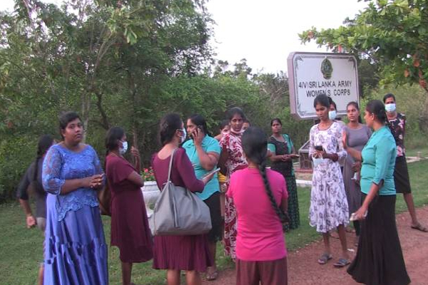 முல்லைத்தீவு இராணுவ முகாமில் பணிபுரியும் தமிழ் பெண்களை ஏமாற்றிய இராணுவம்! | Army Cheated Tamil Women Working Army Camp Protest
