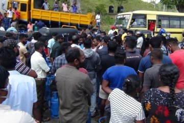 சுற்றிவளைக்கப்பட்ட எரிவாயு லொறி: கொட்டகலையில் அமைதியின்மை (Video)