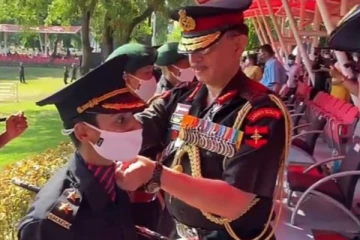 புல்வாமா தாக்குதலில் உயிரிழந்த கணவர்.. தனது கணவரின் பணியினைத் தொடர ராணுவத்தில் இணைந்த மனைவி!