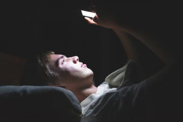 රාත්‍රියේ දුරකථන භාවිතයෙන් ඔබට සිදුවන දේ..ඇග හිරිවැටෙන භයානක හෙළිදරව්වක්..