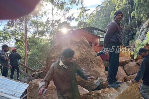 மண்சரிவு காரணமாக மலையக தொடருந்து சேவைகள் பாதிப்பு | Hill Train Services Affected Due To Landslide