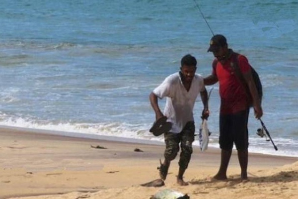 கடற்கரைக்கு சென்ற இரு இளைஞர்களுக்கு அடித்த அதிர்ஷ்டம்! | Two Young People Who Went To The Beach Were Lucky