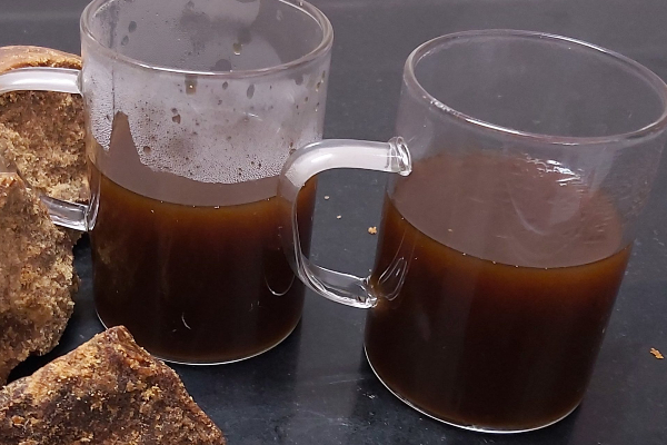 சளி, இருமலை நெருங்க விடாமல் ஓட விடும் கருப்பட்டி காபி.... ஓட்டல் சுவையில் இனி செய்து ருசியுங்கள்! | Karupatti Coffee