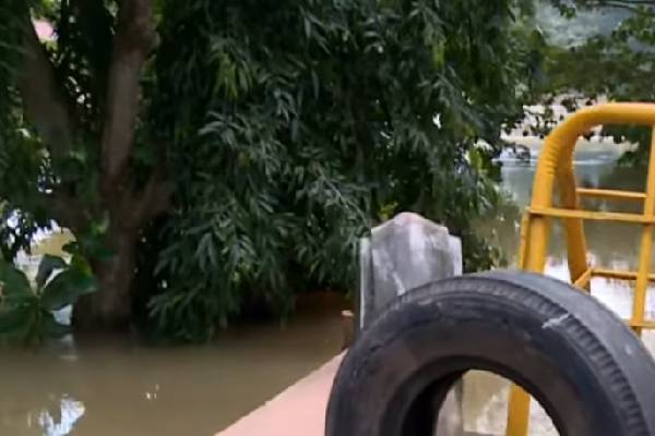 களனி ஆற்றின் வெள்ள அணையில் நீர் கசிவு - பொதுமக்களுக்கு முக்கிய அறிவுறுத்தல் | Flood Dam Located Next To The Kelani Temple