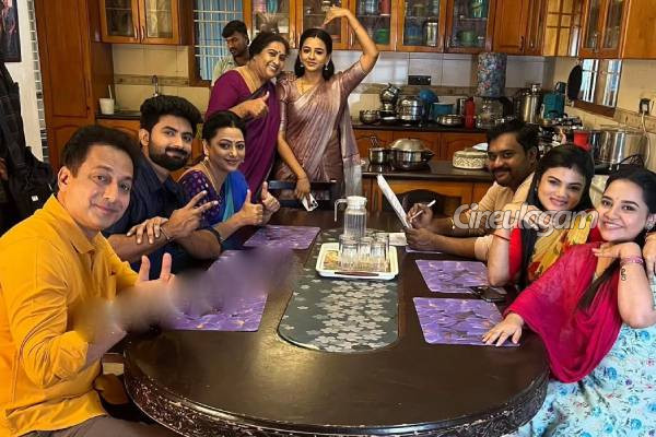 ஒருவழியாக முடிந்த பாக்கியலட்சுமி சீரியல், மீண்டும் கூடி ஆட்டம் போட்ட நடிகர்கள்...என்ன ஸ்பெஷல், போட்டோஸ் இதோ | Baakiyalakshmi Serial Team Celebration Photos