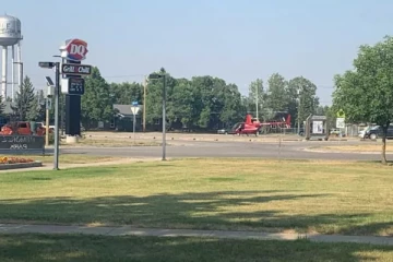 கேக் வாங்குவதற்காக ஹெலிகொப்டரில் வந்து இறங்கிய பெண்... சிக்கலில் பைலட்