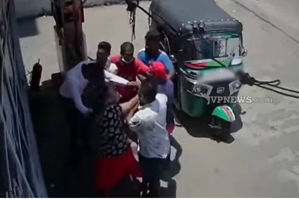 எரிபொருள் நிரப்பு நிலைய முகாமையாளரை கொடூரமாக தாக்கிய குண்டர்கள்! (Photos) | Some Person S Attack Petrol Station Manager