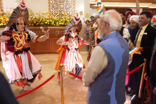 ஓமனில் இந்திய பிரதமர் மோடிக்கு வழங்கப்பட்ட அமோக வரவேற்பு | Prime Minister Modi Receives Welcome In Oman ஓமனில் இந்திய பிரதமர் மோடிக்கு வழங்கப்பட்ட அமோக வரவேற்பு | Prime Minister Modi Receives Welcome In Oman